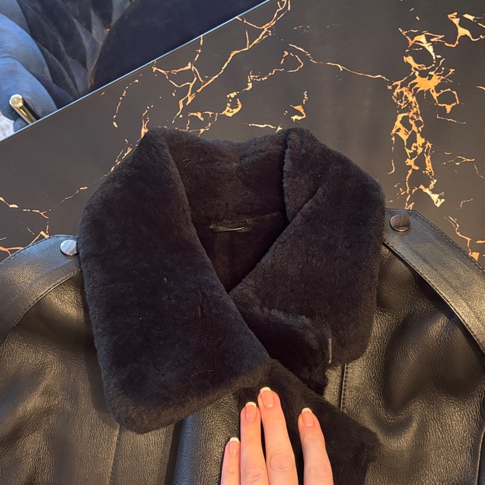 Luxurious Black Shearling Jacket - Picture 7 of 8